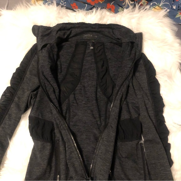 Zella Womanʻs XS black jacket with ruching on sleeves - Picture 10 of 12